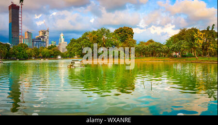 Panoramablick auf die Skyline von Bangkok. Lumphini Park, Thailand. Panorama Stockfoto