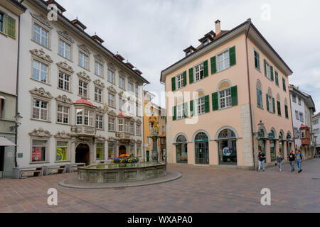 Schaffhausen, SH, Schweiz - 22 April 2019: Der historische Tellenbrunnen Brunnen und Marktplatz Stockfoto