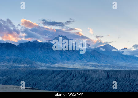 Xinjiang kuitun Grand Canyon in der Dämmerung Stockfoto