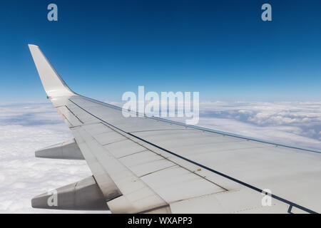 Flugzeugflügel in Luft Stockfoto