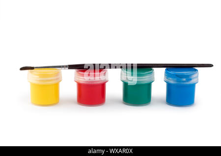 Gouache Farbdosen und Pinsel isoliert auf weißem Hintergrund Stockfoto