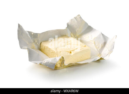 Cremige Butter in seinen ausgepackt Folie-Papier. Isoliert auf weiss (Pfad) Stockfoto