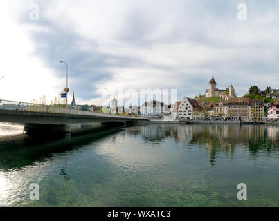 Schaffhausen, SH, Schweiz - 22 April 2019: Blick auf die Stadt Schaffhausen mit der Brücke acr Stockfoto