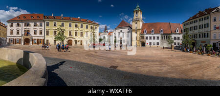 Bratislava Slowakei Hauptplatz der Stadt Hlavne namestie mit historischen Gebäuden panorama Stockfoto