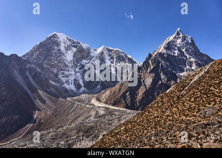 Berge Taboche und Cholatse in Nepal Stockfoto