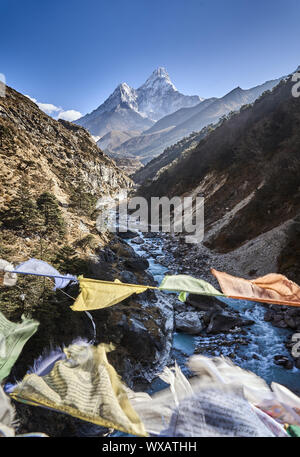 Berg Ama Dablam in Nepal mit Gebetsfahnen Stockfoto