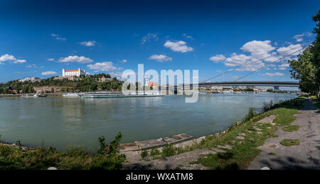 Bratislava Panoramablick Luftaufnahme mit SNP Brücke, Schloss, St. Martin Kirche und die Donau mit blauem Himmel in der Slowakei Stockfoto