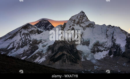 Mount Everest, Nuptse in Nepal bei Sonnenaufgang Stockfoto