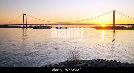 Brücke über den Rhein im Sonnenuntergang, Emmerich, Niederrhein, Nordrhein-Westfalen, Deutschland Europa Stockfoto
