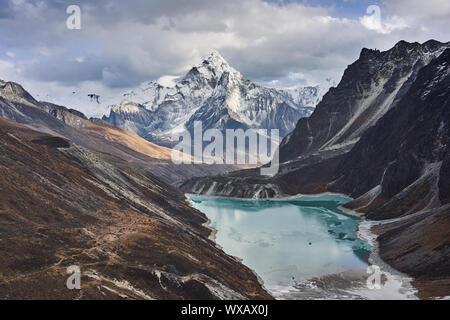 Gletschersee vor Berg Ama Dablam Stockfoto