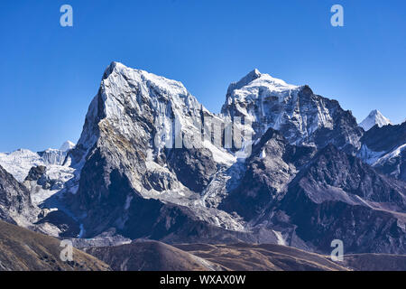 Berge Cholatse und Taboche in Nepal Stockfoto