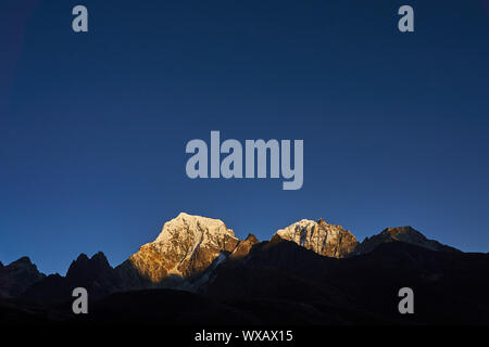 Berge Cholatse und Taboche in Nepal bei Sonnenuntergang Stockfoto