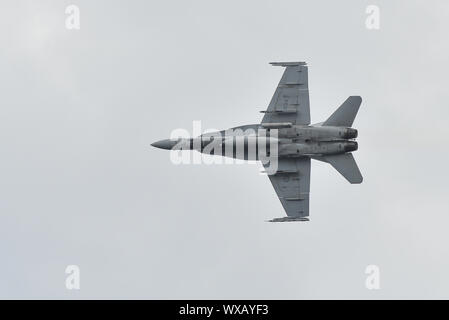 CF-18 Hornet in einem Luft an der 70. jährlichen kanadischen International Air Show (CIAS) über den Lake Ontario in Toronto, Ontario, Kanada am 1. September 2019 Stockfoto