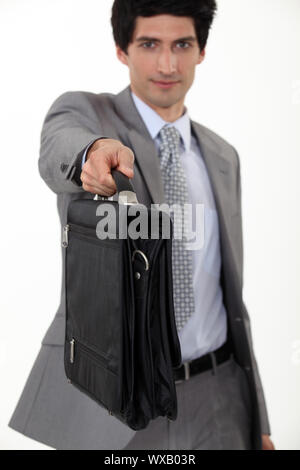 Geschäftsmann, so dass seine Aktentasche Stockfoto