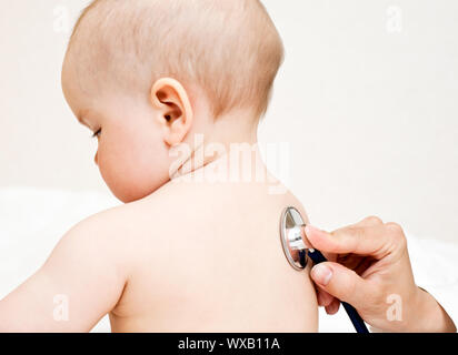 Kinder Arzt Prüfungen Kleinkind mit Stethoskop Stockfoto