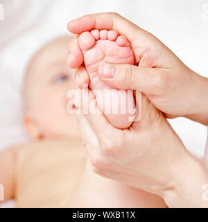 Masseur massieren Sie die kleinen, flachen Fokus Stockfoto