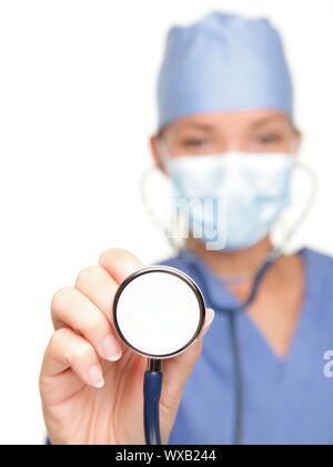Arzt mit Stethoskop schließen bis auf weißem Hintergrund. Weibliche eine Krankenschwester oder der Arzt das Tragen von Mundschutz und Hut. Frau Modell. Stockfoto