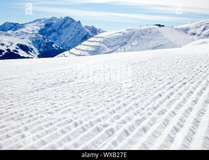 Neuschnee auf der Piste im Skigebiet Val Di Fassa in Italien Stockfoto