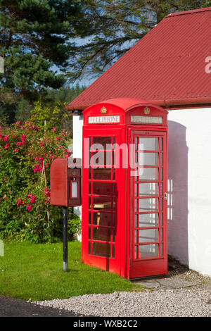 Iconic rote Lampe, Post Box und Telefon Kiosk in Schottland Stockfoto