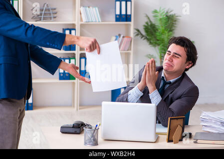 Junge männliche Mitarbeiter, von seiner Arbeit entlassen Stockfoto