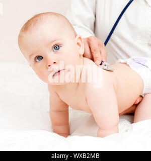 Kinder Arzt Prüfungen Kleinkind mit Stethoskop Stockfoto