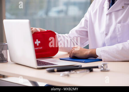 Junge männliche Arzt in der Telemedizin Konzept Stockfoto