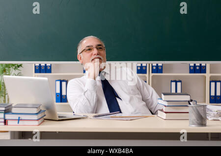 Im Alter von männlichen Lehrer vor der Tafel Stockfoto