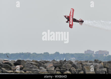 Brent Handlich in einer Pitts Special in der Luft bei der 70. jährlichen kanadischen International Air Show (CIAS) über den Lake Ontario in Toronto, Ontario, Kanada auf Septemb Stockfoto