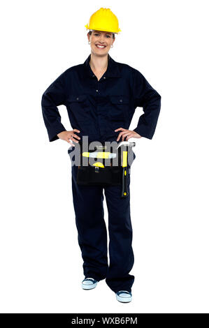 Aktive Frau Bauarbeiter im Overall posiert mit Hände auf Taille. Stockfoto