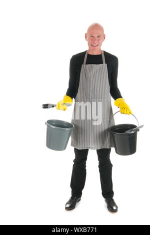 Glücklich Reiniger mit Eimer und Schaufel und Pinsel isoliert auf weißem Hintergrund Stockfoto