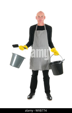Reiniger mit Eimer und Schaufel und Pinsel stehen im studio Stockfoto