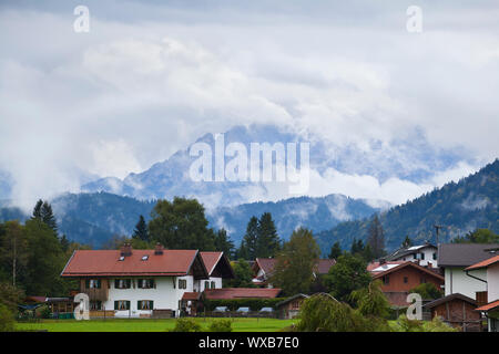 gemütliche Alpenstadt Wallgau im Morgennebel, Deutschland Stockfoto