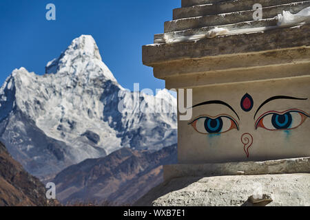 Berg Ama Dablam und ein Stupa in Nepal Stockfoto