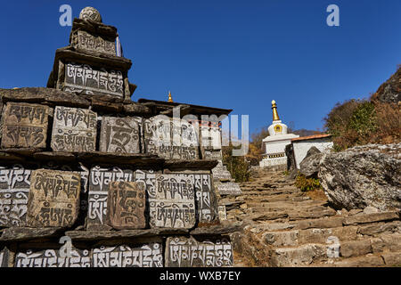 Gebet Steine in Nepal Stockfoto