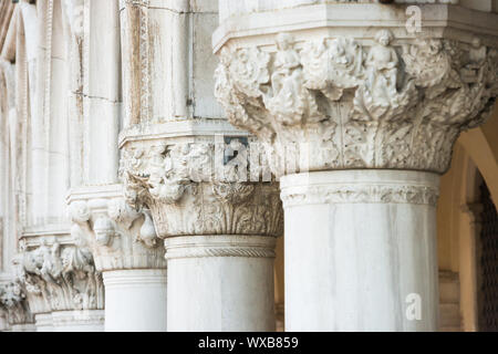 Spalten im Dogenpalast in Venedig Stockfoto