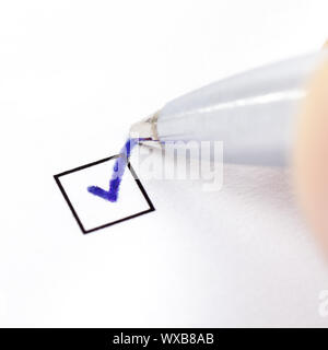Hand mit Stift Markieren von Kontrollkästchen Stockfoto