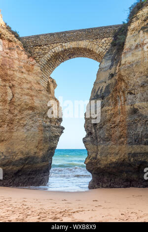 Brücke zu den Klippen in der Nähe von Lagos, Portugal Stockfoto