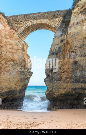 Brücke zu den Klippen in der Nähe von Lagos, Portugal Stockfoto