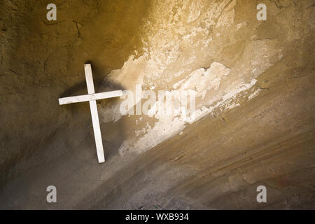 Kreuz in der Höhle bei georgischen Kloster Stockfoto