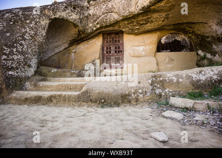 Cave Haus mit alten Holz Tür Stockfoto