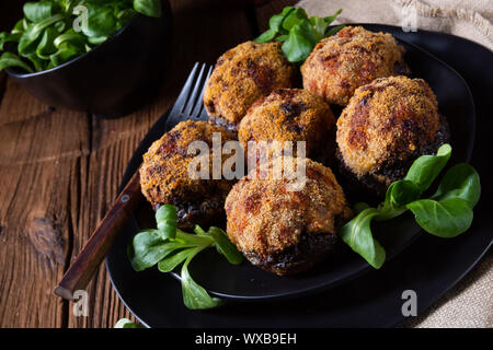 Gefüllt mit Hackfleisch und gebackene Champignons Stockfoto