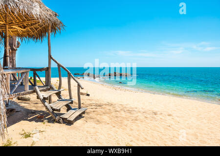 Blick auf den Sandstrand und Hütte am tropischen Insel. Stockfoto