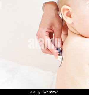 Kinder Arzt Prüfungen Kleinkind mit Stethoskop Stockfoto