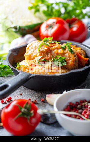 Traditionelle Kohlrouladen mit Hackfleisch. Stockfoto