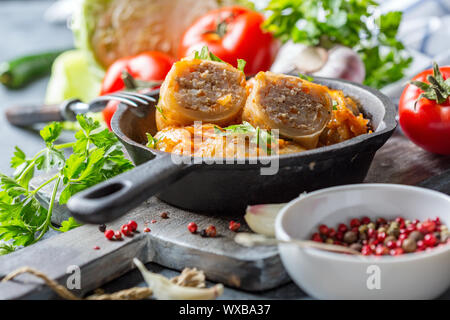 Traditionelle Kohlrouladen mit Hackfleisch und Tomaten Quelle. Stockfoto