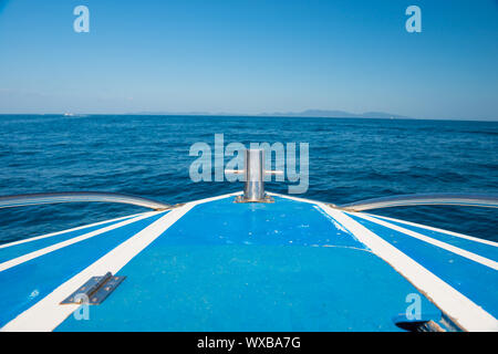 Blick auf blaue Meer vom Boot Kopf Stockfoto