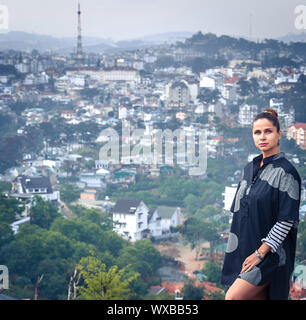 Frau mit Blick auf die Stadt, Dalat, Vietnam Stockfoto