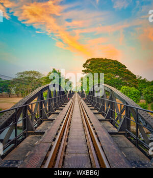 Die Brücke am River Kwai. Eisenbahn in Kanchanaburi, Thailand Stockfoto