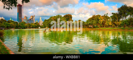 Panoramablick auf die Skyline von Bangkok. Lumphini Park, Thailand. Panorama Stockfoto