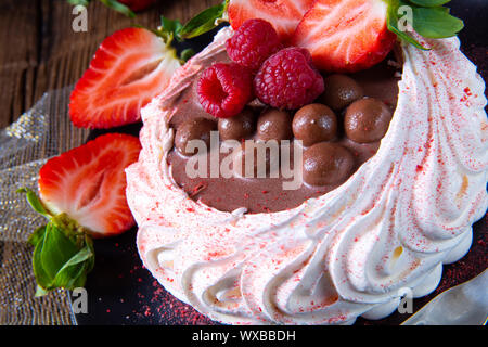 Licht Pavlova mit frischen Früchten und Schokolade Stockfoto